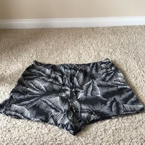 Gap Black/White Leaf Print Shorts Size XL